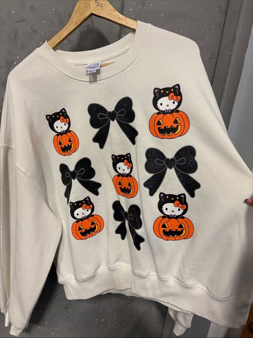 Hello Kitty CreamSweatshirt with Black Bows & Orange Pumpkin Graphics XL